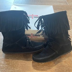 Minnetonka Moccasin, Black shorter boot, size 7